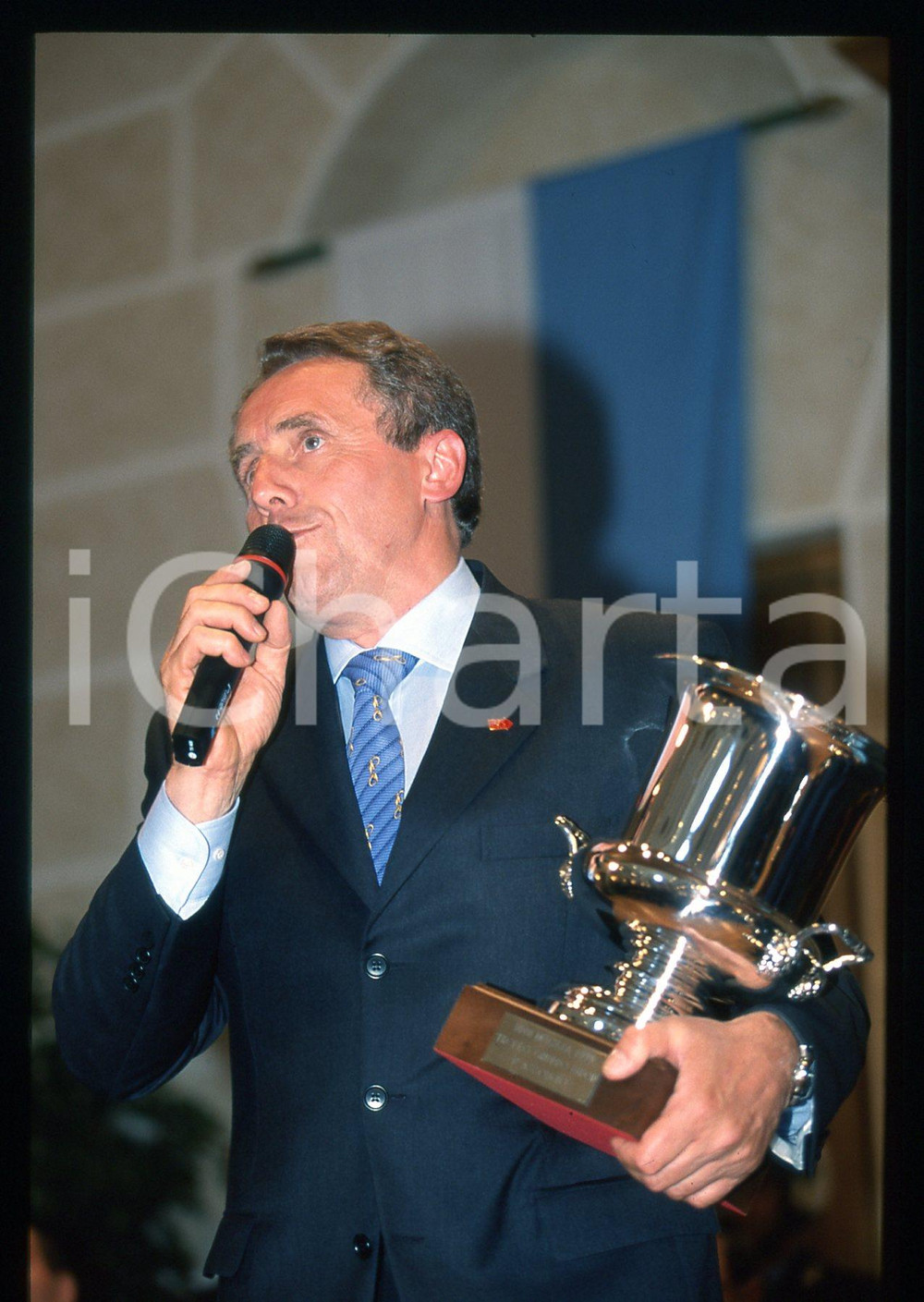 Giuliano CANÈ Vincitore 1000 MIGLIA - BRESCIA 1999 35 mm vintage slide 2 Diapositiva d'epoca, in formato 35 mm.CONDIZIONI: GOODE' severamente vietata la riproduzione. Tutti i diritti sono riservati.Nella diapositiva ICharta mette in vendita, sul negozio eBay e in esclusiva sul sito "icharta" il proprio archivio composto da numerose diapositive e negativi fotografici d'epoca, tutti originali e autentici, che attraversano la storia del costume italiano tra gli la fine degli anni Sessanta e Novanta.Si tratta di uno sguardo inedito sull'attualità , la politica, la vita quotidiana, il gossip e la cultura, che fotografa il cambiamento della nazione in quest'ultimo scorcio del XX secolo. Un'occasione unica per il mercato del collezionismo, che vede finalmente disponibile un archivio eccezionale per vastità , tematiche e condizioni, in un settore (il negativo fotografico e la diapositiva) di assoluta novità e dalle interessanti prospettive di investimento.  GOOD/buono   originale e autentica 1