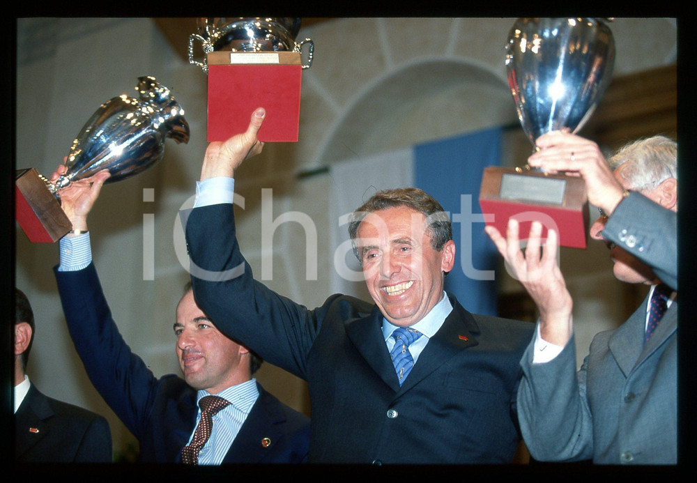 Giuliano CANÈ Marino AUTERI - 1000 MIGLIA BRESCIA 1999 35 mm vintage slide 3 Diapositiva d'epoca, in formato 35 mm.CONDIZIONI: GOODE' severamente vietata la riproduzione. Tutti i diritti sono riservati.Nella diapositiva ICharta mette in vendita, sul negozio eBay e in esclusiva sul sito "icharta" il proprio archivio composto da numerose diapositive e negativi fotografici d'epoca, tutti originali e autentici, che attraversano la storia del costume italiano tra gli la fine degli anni Sessanta e Novanta.Si tratta di uno sguardo inedito sull'attualità , la politica, la vita quotidiana, il gossip e la cultura, che fotografa il cambiamento della nazione in quest'ultimo scorcio del XX secolo. Un'occasione unica per il mercato del collezionismo, che vede finalmente disponibile un archivio eccezionale per vastità , tematiche e condizioni, in un settore (il negativo fotografico e la diapositiva) di assoluta novità e dalle interessanti prospettive di investimento.  GOOD/buono   originale e autentica 1