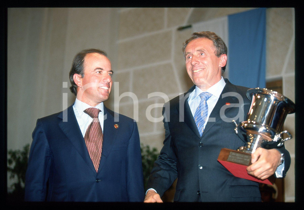 Giuliano CANÈ Marino AUTERI - 1000 MIGLIA BRESCIA 1999 35 mm vintage slide 5 Diapositiva d'epoca, in formato 35 mm.CONDIZIONI: GOODE' severamente vietata la riproduzione. Tutti i diritti sono riservati.Nella diapositiva ICharta mette in vendita, sul negozio eBay e in esclusiva sul sito "icharta" il proprio archivio composto da numerose diapositive e negativi fotografici d'epoca, tutti originali e autentici, che attraversano la storia del costume italiano tra gli la fine degli anni Sessanta e Novanta.Si tratta di uno sguardo inedito sull'attualità , la politica, la vita quotidiana, il gossip e la cultura, che fotografa il cambiamento della nazione in quest'ultimo scorcio del XX secolo. Un'occasione unica per il mercato del collezionismo, che vede finalmente disponibile un archivio eccezionale per vastità , tematiche e condizioni, in un settore (il negativo fotografico e la diapositiva) di assoluta novità e dalle interessanti prospettive di investimento.  GOOD/buono   originale e autentica 1