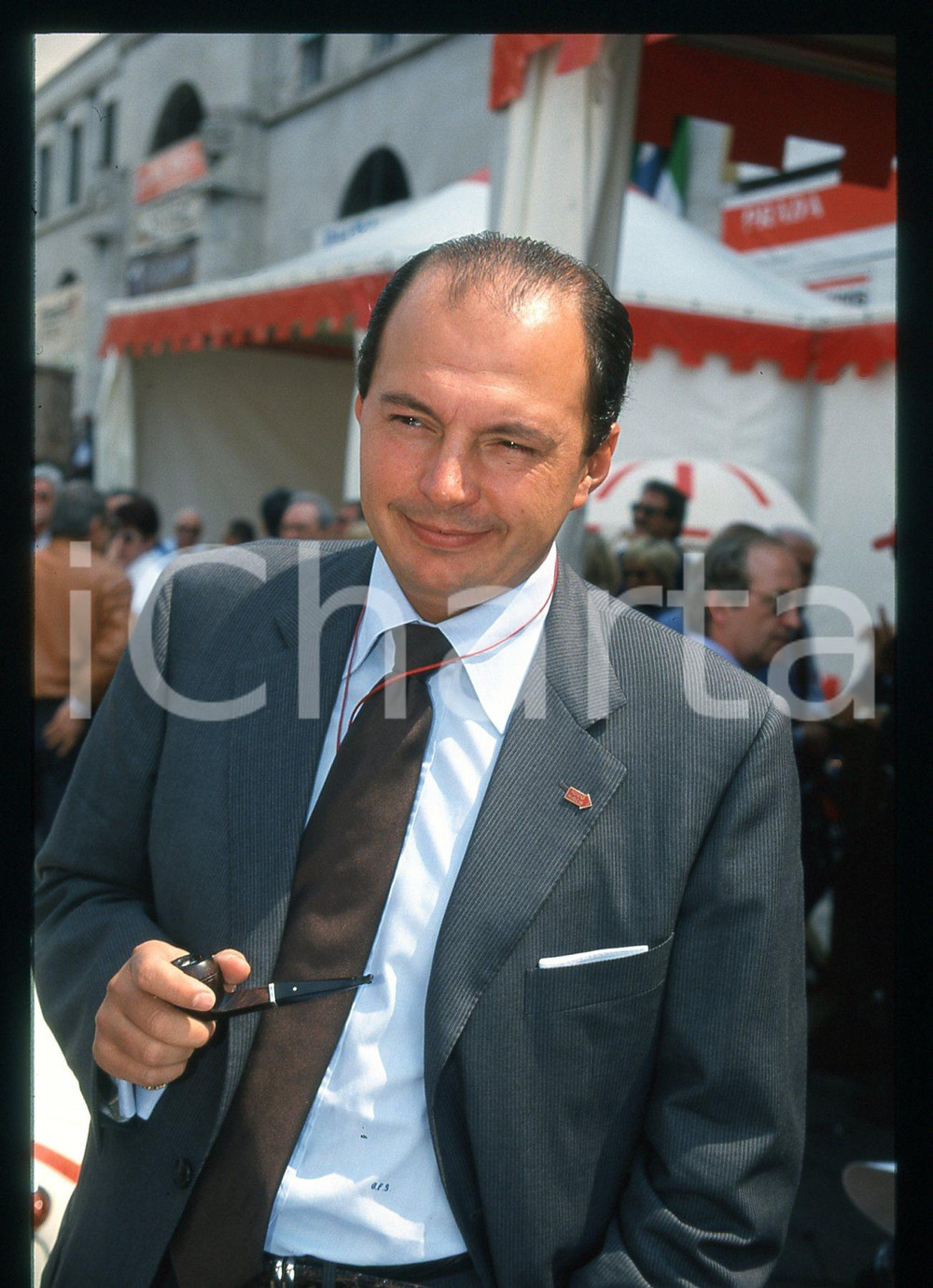 1000 MIGLIA - BRESCIA 1999 35 mm vintage slide 15 Diapositiva d'epoca, in formato 35 mm.CONDIZIONI: GOODE' severamente vietata la riproduzione. Tutti i diritti sono riservati.Nella diapositiva ICharta mette in vendita, sul negozio eBay e in esclusiva sul sito "icharta" il proprio archivio composto da numerose diapositive e negativi fotografici d'epoca, tutti originali e autentici, che attraversano la storia del costume italiano tra gli la fine degli anni Sessanta e Novanta.Si tratta di uno sguardo inedito sull'attualità , la politica, la vita quotidiana, il gossip e la cultura, che fotografa il cambiamento della nazione in quest'ultimo scorcio del XX secolo. Un'occasione unica per il mercato del collezionismo, che vede finalmente disponibile un archivio eccezionale per vastità , tematiche e condizioni, in un settore (il negativo fotografico e la diapositiva) di assoluta novità e dalle interessanti prospettive di investimento.  GOOD/buono   originale e autentica 1