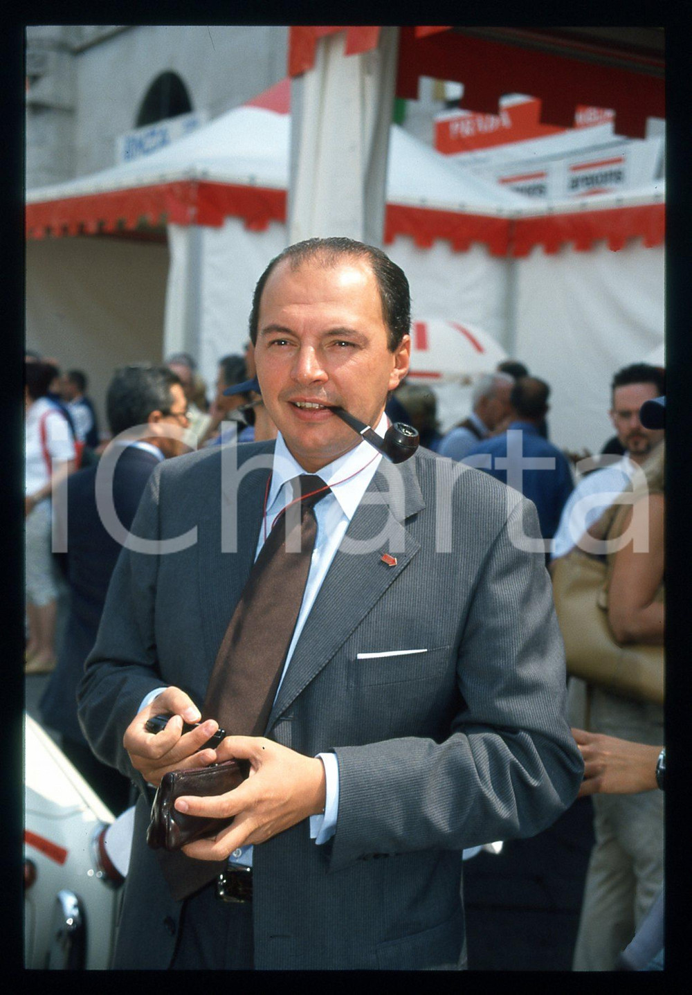 1000 MIGLIA - BRESCIA 1999 35 mm vintage slide 16 Diapositiva d'epoca, in formato 35 mm.CONDIZIONI: GOODE' severamente vietata la riproduzione. Tutti i diritti sono riservati.Nella diapositiva ICharta mette in vendita, sul negozio eBay e in esclusiva sul sito "icharta" il proprio archivio composto da numerose diapositive e negativi fotografici d'epoca, tutti originali e autentici, che attraversano la storia del costume italiano tra gli la fine degli anni Sessanta e Novanta.Si tratta di uno sguardo inedito sull'attualità , la politica, la vita quotidiana, il gossip e la cultura, che fotografa il cambiamento della nazione in quest'ultimo scorcio del XX secolo. Un'occasione unica per il mercato del collezionismo, che vede finalmente disponibile un archivio eccezionale per vastità , tematiche e condizioni, in un settore (il negativo fotografico e la diapositiva) di assoluta novità e dalle interessanti prospettive di investimento.  GOOD/buono   originale e autentica 1