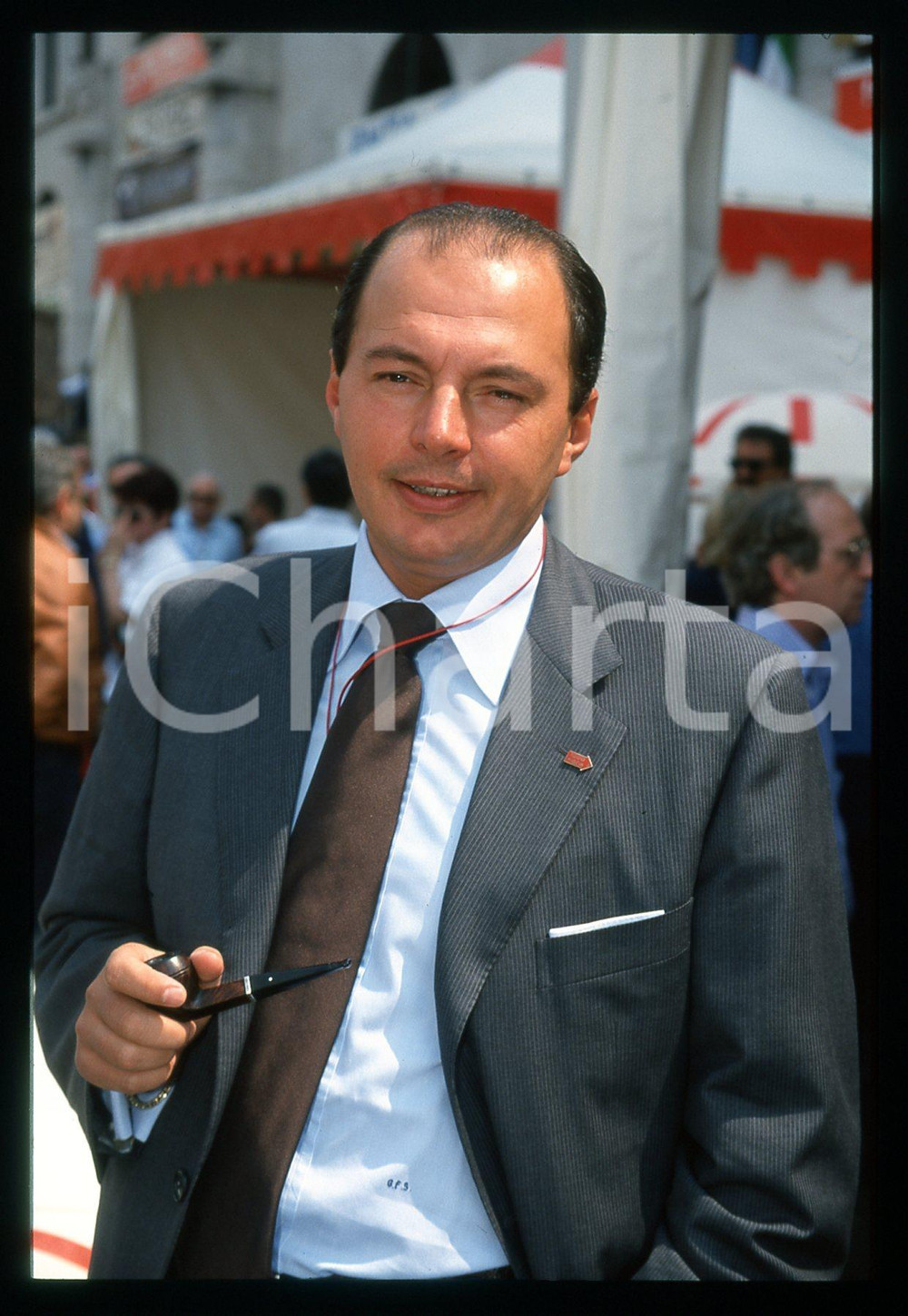 1000 MIGLIA - BRESCIA 1999 35 mm vintage slide 17 Diapositiva d'epoca, in formato 35 mm.CONDIZIONI: GOODE' severamente vietata la riproduzione. Tutti i diritti sono riservati.Nella diapositiva ICharta mette in vendita, sul negozio eBay e in esclusiva sul sito "icharta" il proprio archivio composto da numerose diapositive e negativi fotografici d'epoca, tutti originali e autentici, che attraversano la storia del costume italiano tra gli la fine degli anni Sessanta e Novanta.Si tratta di uno sguardo inedito sull'attualità , la politica, la vita quotidiana, il gossip e la cultura, che fotografa il cambiamento della nazione in quest'ultimo scorcio del XX secolo. Un'occasione unica per il mercato del collezionismo, che vede finalmente disponibile un archivio eccezionale per vastità , tematiche e condizioni, in un settore (il negativo fotografico e la diapositiva) di assoluta novità e dalle interessanti prospettive di investimento.  GOOD/buono   originale e autentica 1