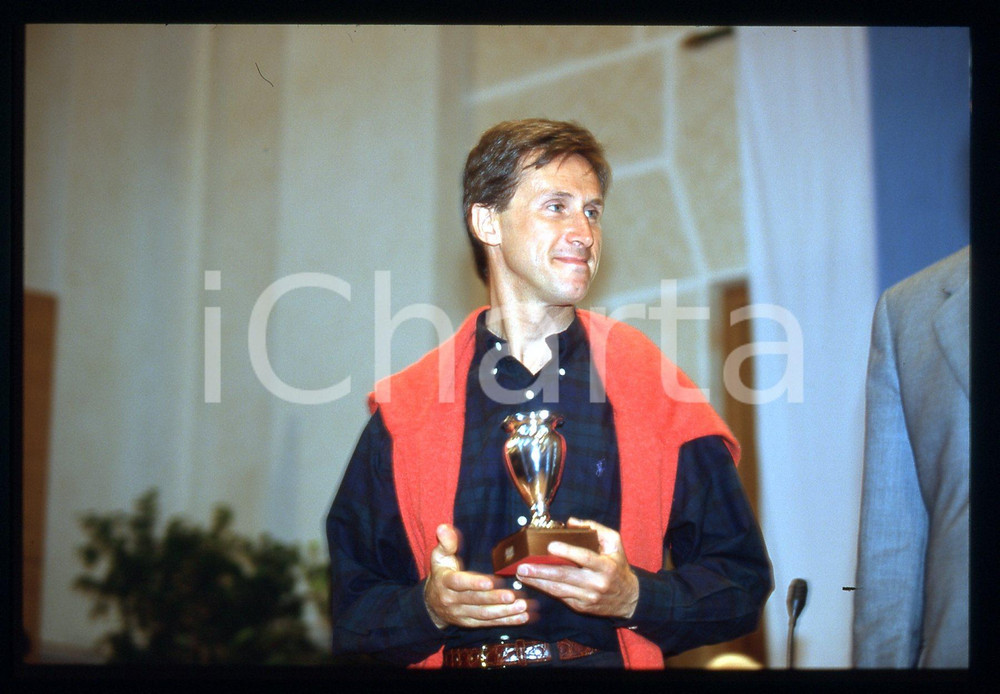1000 MIGLIA - BRESCIA 1999 35 mm vintage slide 19 Diapositiva d'epoca, in formato 35 mm.CONDIZIONI: GOODE' severamente vietata la riproduzione. Tutti i diritti sono riservati.Nella diapositiva ICharta mette in vendita, sul negozio eBay e in esclusiva sul sito "icharta" il proprio archivio composto da numerose diapositive e negativi fotografici d'epoca, tutti originali e autentici, che attraversano la storia del costume italiano tra gli la fine degli anni Sessanta e Novanta.Si tratta di uno sguardo inedito sull'attualità , la politica, la vita quotidiana, il gossip e la cultura, che fotografa il cambiamento della nazione in quest'ultimo scorcio del XX secolo. Un'occasione unica per il mercato del collezionismo, che vede finalmente disponibile un archivio eccezionale per vastità , tematiche e condizioni, in un settore (il negativo fotografico e la diapositiva) di assoluta novità e dalle interessanti prospettive di investimento.  GOOD/buono   originale e autentica 1