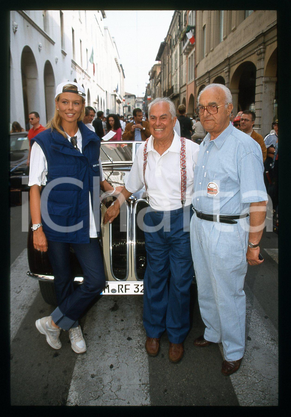 Paola PEREGO 1000 MIGLIA - BRESCIA 1999 35 mm vintage slide Diapositiva d'epoca, in formato 35 mm.CONDIZIONI: GOODE' severamente vietata la riproduzione. Tutti i diritti sono riservati.Nella diapositiva ICharta mette in vendita, sul negozio eBay e in esclusiva sul sito "icharta" il proprio archivio composto da numerose diapositive e negativi fotografici d'epoca, tutti originali e autentici, che attraversano la storia del costume italiano tra gli la fine degli anni Sessanta e Novanta.Si tratta di uno sguardo inedito sull'attualità , la politica, la vita quotidiana, il gossip e la cultura, che fotografa il cambiamento della nazione in quest'ultimo scorcio del XX secolo. Un'occasione unica per il mercato del collezionismo, che vede finalmente disponibile un archivio eccezionale per vastità , tematiche e condizioni, in un settore (il negativo fotografico e la diapositiva) di assoluta novità e dalle interessanti prospettive di investimento.  GOOD/buono   originale e autentica 1