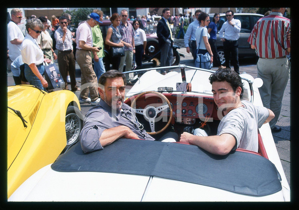 Flavio TESTI 1000 MIGLIA - BRESCIA 1999 35 mm vintage slide Diapositiva d'epoca, in formato 35 mm.CONDIZIONI: GOODE' severamente vietata la riproduzione. Tutti i diritti sono riservati.Nella diapositiva ICharta mette in vendita, sul negozio eBay e in esclusiva sul sito "icharta" il proprio archivio composto da numerose diapositive e negativi fotografici d'epoca, tutti originali e autentici, che attraversano la storia del costume italiano tra gli la fine degli anni Sessanta e Novanta.Si tratta di uno sguardo inedito sull'attualità , la politica, la vita quotidiana, il gossip e la cultura, che fotografa il cambiamento della nazione in quest'ultimo scorcio del XX secolo. Un'occasione unica per il mercato del collezionismo, che vede finalmente disponibile un archivio eccezionale per vastità , tematiche e condizioni, in un settore (il negativo fotografico e la diapositiva) di assoluta novità e dalle interessanti prospettive di investimento.  GOOD/buono   originale e autentica 1