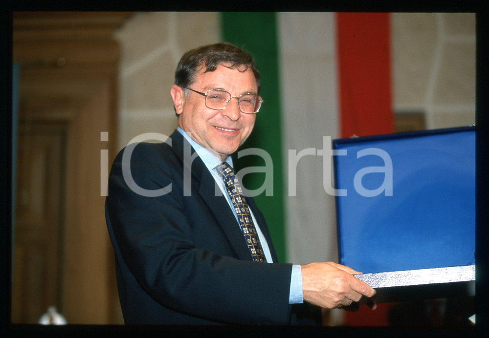 1000 MIGLIA - BRESCIA 1999 35 mm vintage slide 23 Diapositiva d'epoca, in formato 35 mm.CONDIZIONI: GOODE' severamente vietata la riproduzione. Tutti i diritti sono riservati.Nella diapositiva ICharta mette in vendita, sul negozio eBay e in esclusiva sul sito "icharta" il proprio archivio composto da numerose diapositive e negativi fotografici d'epoca, tutti originali e autentici, che attraversano la storia del costume italiano tra gli la fine degli anni Sessanta e Novanta.Si tratta di uno sguardo inedito sull'attualità , la politica, la vita quotidiana, il gossip e la cultura, che fotografa il cambiamento della nazione in quest'ultimo scorcio del XX secolo. Un'occasione unica per il mercato del collezionismo, che vede finalmente disponibile un archivio eccezionale per vastità , tematiche e condizioni, in un settore (il negativo fotografico e la diapositiva) di assoluta novità e dalle interessanti prospettive di investimento.  GOOD/buono   originale e autentica 1