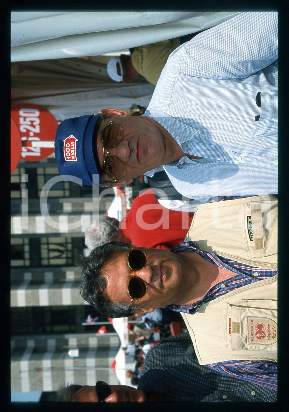 Renato POZZETTO Renato DELLA VALLE 1000 MIGLIA BRESCIA 1999 35 mm vintage slide Diapositiva d'epoca, in formato 35 mm.CONDIZIONI: GOODE' severamente vietata la riproduzione. Tutti i diritti sono riservati.Nella diapositiva ICharta mette in vendita, sul negozio eBay e in esclusiva sul sito "icharta" il proprio archivio composto da numerose diapositive e negativi fotografici d'epoca, tutti originali e autentici, che attraversano la storia del costume italiano tra gli la fine degli anni Sessanta e Novanta.Si tratta di uno sguardo inedito sull'attualità , la politica, la vita quotidiana, il gossip e la cultura, che fotografa il cambiamento della nazione in quest'ultimo scorcio del XX secolo. Un'occasione unica per il mercato del collezionismo, che vede finalmente disponibile un archivio eccezionale per vastità , tematiche e condizioni, in un settore (il negativo fotografico e la diapositiva) di assoluta novità e dalle interessanti prospettive di investimento.  GOOD/buono   originale e autentica 1