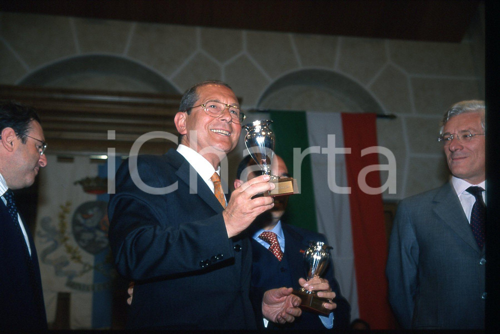 1000 MIGLIA - BRESCIA 1999 35 mm vintage slide 25 Diapositiva d'epoca, in formato 35 mm.CONDIZIONI: GOODE' severamente vietata la riproduzione. Tutti i diritti sono riservati.Nella diapositiva ICharta mette in vendita, sul negozio eBay e in esclusiva sul sito "icharta" il proprio archivio composto da numerose diapositive e negativi fotografici d'epoca, tutti originali e autentici, che attraversano la storia del costume italiano tra gli la fine degli anni Sessanta e Novanta.Si tratta di uno sguardo inedito sull'attualità , la politica, la vita quotidiana, il gossip e la cultura, che fotografa il cambiamento della nazione in quest'ultimo scorcio del XX secolo. Un'occasione unica per il mercato del collezionismo, che vede finalmente disponibile un archivio eccezionale per vastità , tematiche e condizioni, in un settore (il negativo fotografico e la diapositiva) di assoluta novità e dalle interessanti prospettive di investimento.  GOOD/buono   originale e autentica 1