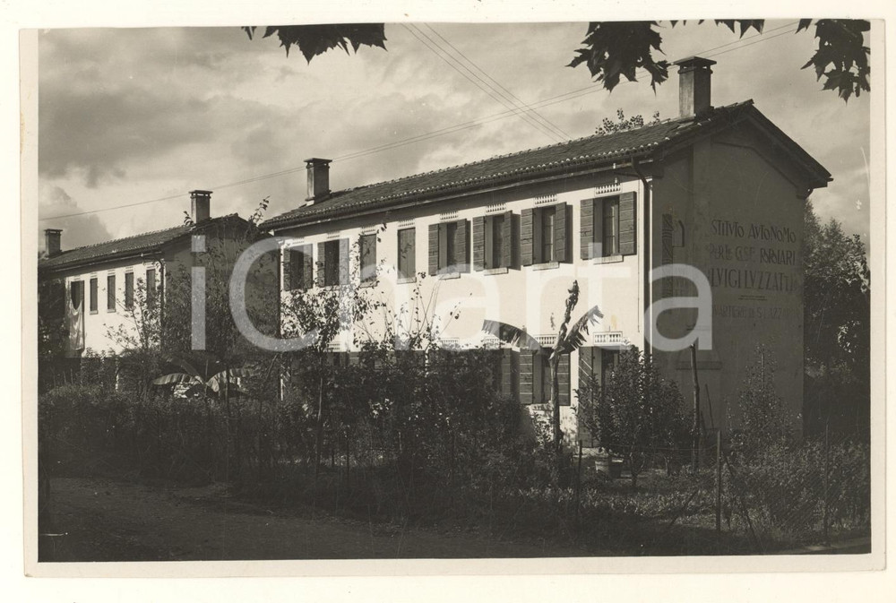 1937 TREVISO Quartiere SAN LAZZARO - Nuove case popolari Istituto LUZZATTI *Foto  Fotografia originale d'epoca, con didascalia dattiloscritta.Visibile su una delle facciate la scritta "Istituto autonomo per le case popolari Luigi Luzzatti". VERY POOR/gravemente danneggiato margine superiore rozzamente rifilato; piccolo residuo di colla al recto; vasto residuo di colla al verso Formato: 18x12 cm originale e autentica 1