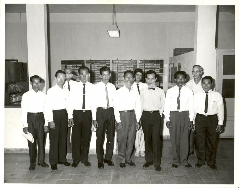 Fotografia d epoca originale 1960 ca CAMBOGIA Diplomati del Complesso scolastico Missione Statunitense Foto 1