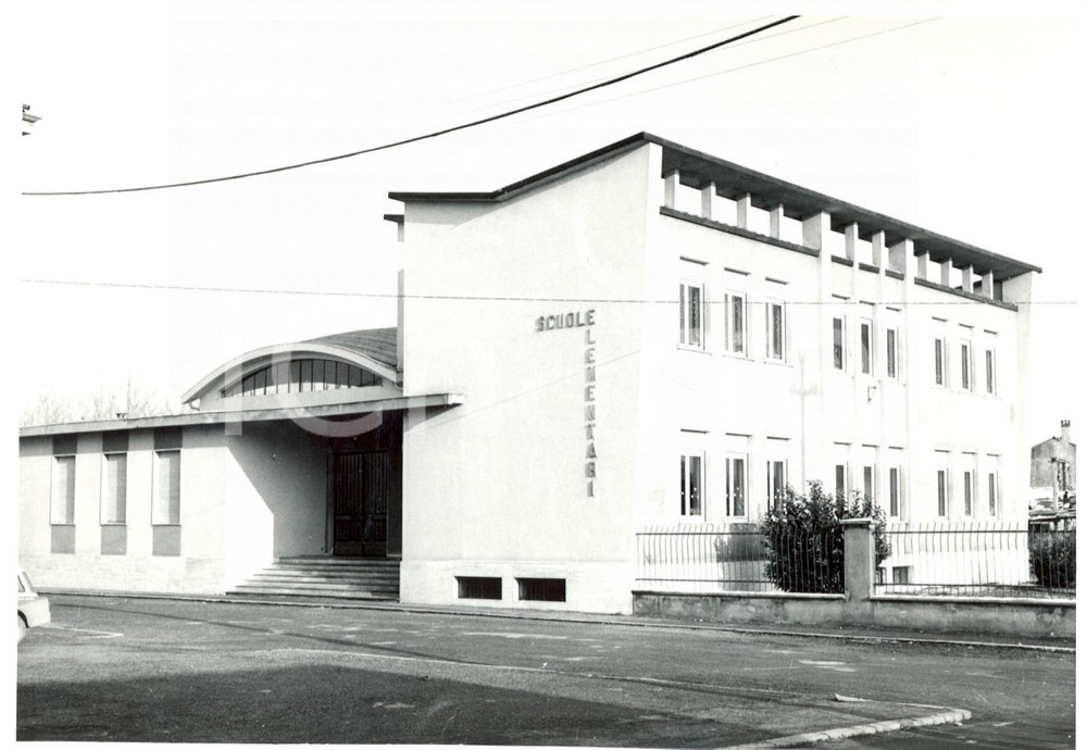 Fotografia d epoca originale 1960 ca SAN GENESIO Edificio Scuole Elementari  Ingresso Ovest Fotografia 2 1