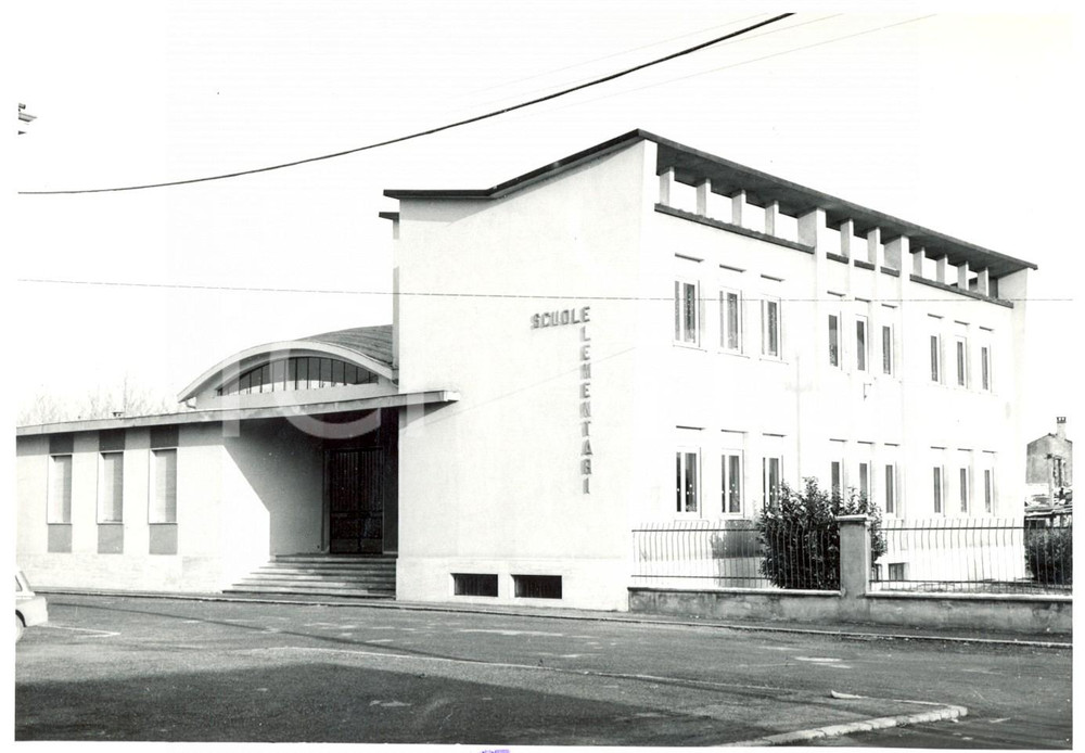 Fotografia d epoca originale 1960 ca SAN GENESIO Edificio Scuole Elementari  Ingresso Ovest Fotografia 3 1