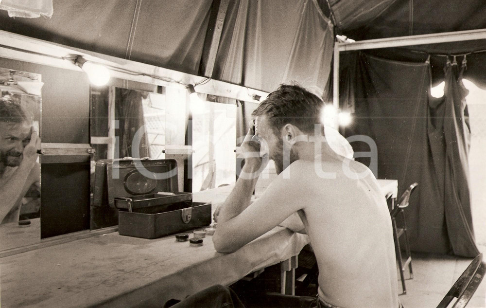Fotografia d epoca originale 1961 GUNS OF THE TREES Robert BLOSSOM removes make up to act in HENRY V Photo 1
