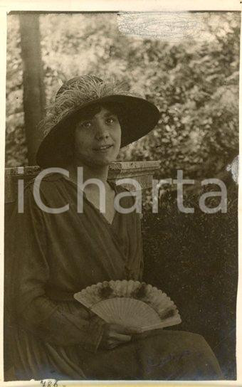 1919 ROMA Ritratto di Dora DE SANCTIS con ventaglio - Foto Luigi GREA (2) Fotografia originale d'epoca, in formato cartolina postale.Si tratta di uno scatto realizzato da un fotografo amatoriale, Luigi "Gigi" Grea, funzionario delle ferrovie.  POOR/danneggiato ritocchi manuali Formato: 9x14 cm originale e autentica 1