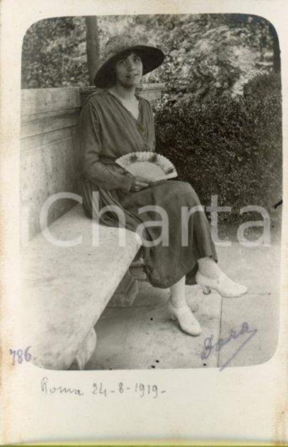1919 ROMA Ritratto di Dora DE SANCTIS con ventaglio - Foto Luigi GREA (3) Fotografia originale d'epoca.Si tratta di uno scatto realizzato da un fotografo amatoriale, Luigi "Gigi" Grea, funzionario delle ferrovie. GOOD/buono lievi macchie marginali Formato: 9x14 cm originale e autentica 1