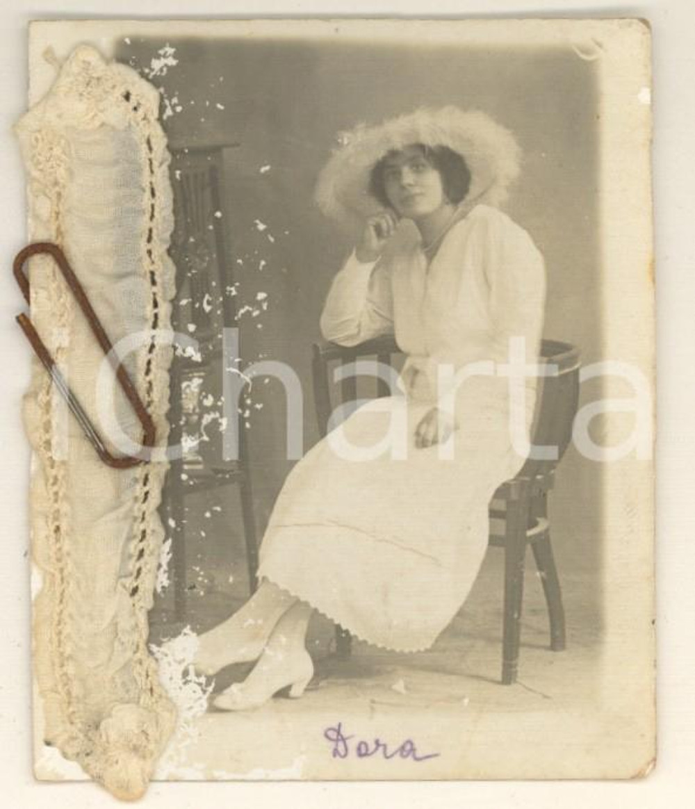 1919 ROMA Ritratto di Dora DE SANCTIS - Foto Luigi GREA con vero pizzo Fotografia originale d'epoca.Si tratta di uno scatto realizzato da un fotografo amatoriale, Luigi "Gigi" Grea, funzionario delle ferrovie.Unito in originale un campione del pizzo dell'abito della donna ritratta. POOR/danneggiato abrasioni; ruggine alla graffetta Formato: 7x8 cm originale e autentica 1