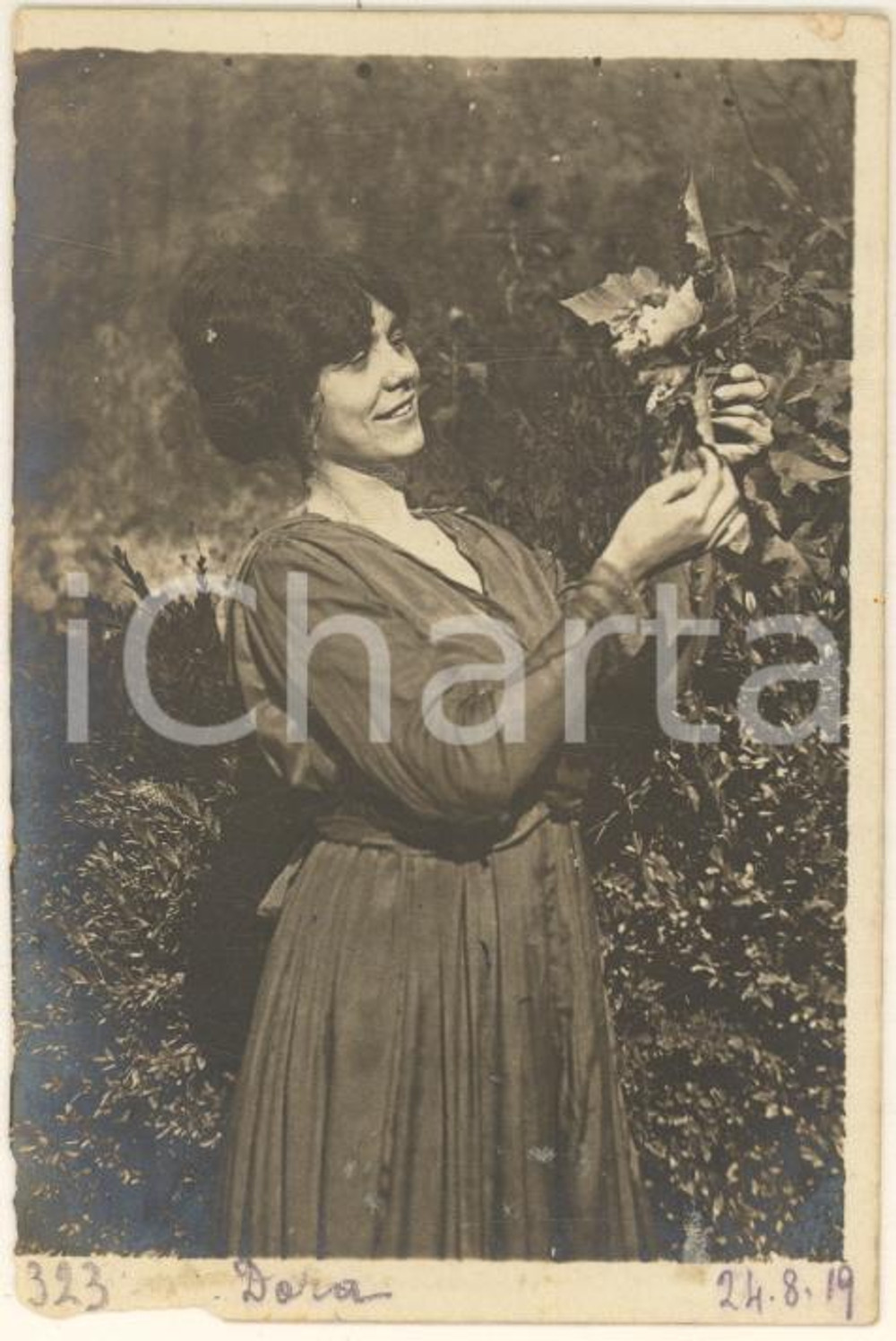1919 ROMA Ritratto di Dora DE SANCTIS in giardino - Foto Luigi GREA 7x9 cm Fotografia originale d'epoca.Si tratta di uno scatto realizzato da un fotografo amatoriale, Luigi "Gigi" Grea, funzionario delle ferrovie. FAIR/discreto abrasioni marginali Formato: 7x9 cm originale e autentica 1