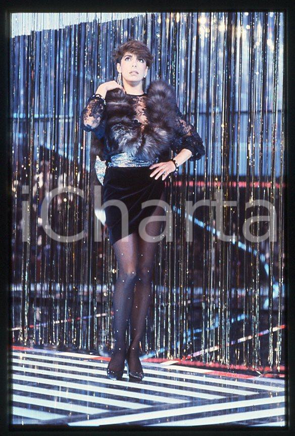 Nadia CASSINI - CANALE 5 Premiatissima 1983 - 35mm vintage slide (9) Diapositiva originale, in formato 35 mm.Per i diritti rivolgersi a ICharta.E' severamente vietata la riproduzione. Tutti i diritti sono riservati.ICharta mette in vendita, sul negozio eBay e in esclusiva sul sito "icharta" il proprio archivio composto da numerose diapositive e negativi fotografici d'epoca, tutti originali e autentici, che attraversano la storia del costume tra la fine degli anni Sessanta e Novanta.Si tratta di uno sguardo inedito sull'attualità , la politica, la vita quotidiana, il gossip e la cultura, che fotografa il cambiamento della nazione in quest'ultimo scorcio del XX secolo.Un'occasione unica per il mercato del collezionismo, che vede finalmente disponibile un archivio eccezionale per vastità , tematiche e condizioni, in un settore (il negativo fotografico e la diapositiva) di assoluta novità e dalle interessanti prospettive di investimento. GOOD/buono   originale e autentica 1