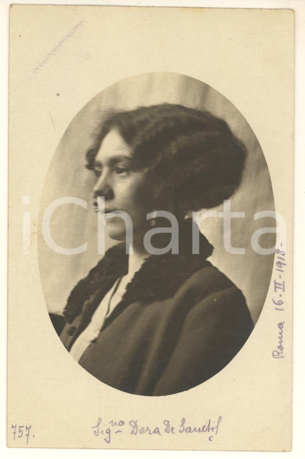 1918 ROMA Ritratto di Dora DE SANCTIS - Profilo - Fotocartolina Luigi GREA Fotografia originale d'epoca, in formato cartolina postale.Si tratta di uno scatto realizzato da un fotografo amatoriale, Luigi "Gigi" Grea, funzionario delle ferrovie.  FAIR/discreto lievi macchie Formato: 9x14 cm originale e autentica 1