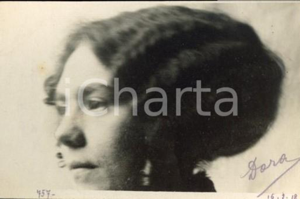 1918 ROMA Ritratto Dora DE SANCTIS - Profilo - Fotocartolina Luigi GREA Fotografia originale d'epoca, in formato cartolina postale.Si tratta di uno scatto realizzato da un fotografo amatoriale, Luigi "Gigi" Grea, funzionario delle ferrovie.  FAIR/discreto lievi macchie; piccolo foro all'angolo inferiore sinistro Formato: 14x9 cm originale e autentica 1