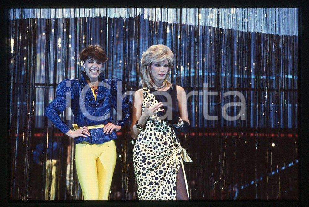 Amanda LEAR Nadia CASSINI CANALE 5 Premiatissima 1983 - 35mm vintage slide (12) Diapositiva originale, in formato 35 mm.Per i diritti rivolgersi a ICharta.E' severamente vietata la riproduzione. Tutti i diritti sono riservati.ICharta mette in vendita, sul negozio eBay e in esclusiva sul sito "icharta" il proprio archivio composto da numerose diapositive e negativi fotografici d'epoca, tutti originali e autentici, che attraversano la storia del costume tra la fine degli anni Sessanta e Novanta.Si tratta di uno sguardo inedito sull'attualità , la politica, la vita quotidiana, il gossip e la cultura, che fotografa il cambiamento della nazione in quest'ultimo scorcio del XX secolo.Un'occasione unica per il mercato del collezionismo, che vede finalmente disponibile un archivio eccezionale per vastità , tematiche e condizioni, in un settore (il negativo fotografico e la diapositiva) di assoluta novità e dalle interessanti prospettive di investimento. GOOD/buono   originale e autentica 1