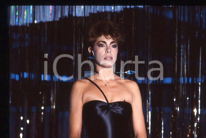 Nadia CASSINI - CANALE 5 Premiatissima 1983 - 35mm vintage slide (10) Diapositiva originale, in formato 35 mm.Per i diritti rivolgersi a ICharta.E' severamente vietata la riproduzione. Tutti i diritti sono riservati.ICharta mette in vendita, sul negozio eBay e in esclusiva sul sito "icharta" il proprio archivio composto da numerose diapositive e negativi fotografici d'epoca, tutti originali e autentici, che attraversano la storia del costume tra la fine degli anni Sessanta e Novanta.Si tratta di uno sguardo inedito sull'attualità , la politica, la vita quotidiana, il gossip e la cultura, che fotografa il cambiamento della nazione in quest'ultimo scorcio del XX secolo.Un'occasione unica per il mercato del collezionismo, che vede finalmente disponibile un archivio eccezionale per vastità , tematiche e condizioni, in un settore (il negativo fotografico e la diapositiva) di assoluta novità e dalle interessanti prospettive di investimento. GOOD/buono   originale e autentica 1