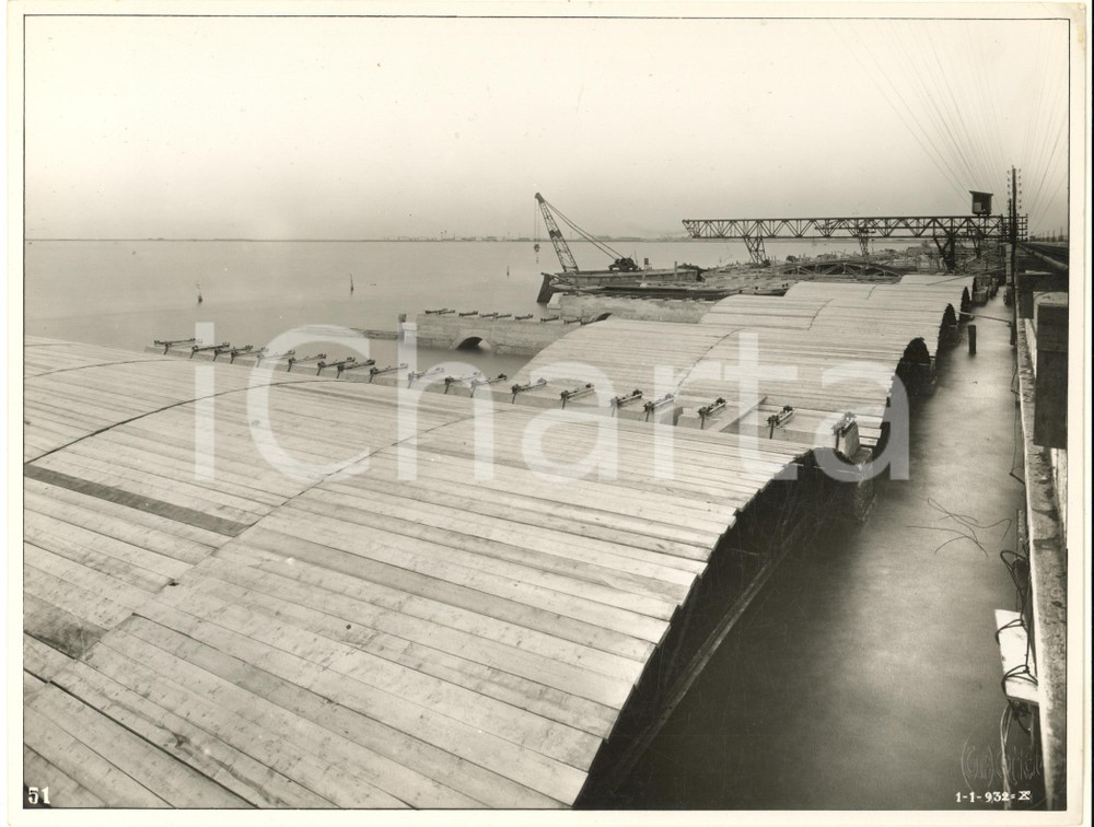 1932 VENEZIA Costruzione del Ponte Littorio - Lavori *Foto 27x20 (1)  Fotografia originale d'epoca, che mostra i lavori di costruzione dell'attuale Ponte della Libertà.FOTOGRAFO: Giacomelli - Venezia POOR/danneggiato piccole piegature angolari, con minima sbrecciatura Formato: 27x20 cm originale e autentica 1