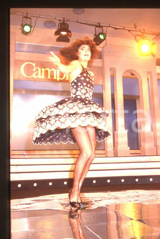 Nadia CASSINI canta a CAMPIONE D'ITALIA 1988 - 35mm vintage slide (3) Diapositiva originale, in formato 35 mm.Per i diritti rivolgersi a ICharta.E' severamente vietata la riproduzione. Tutti i diritti sono riservati.ICharta mette in vendita, sul negozio eBay e in esclusiva sul sito "icharta" il proprio archivio composto da numerose diapositive e negativi fotografici d'epoca, tutti originali e autentici, che attraversano la storia del costume tra la fine degli anni Sessanta e Novanta.Si tratta di uno sguardo inedito sull'attualità , la politica, la vita quotidiana, il gossip e la cultura, che fotografa il cambiamento della nazione in quest'ultimo scorcio del XX secolo.Un'occasione unica per il mercato del collezionismo, che vede finalmente disponibile un archivio eccezionale per vastità , tematiche e condizioni, in un settore (il negativo fotografico e la diapositiva) di assoluta novità e dalle interessanti prospettive di investimento. GOOD/buono   originale e autentica 1