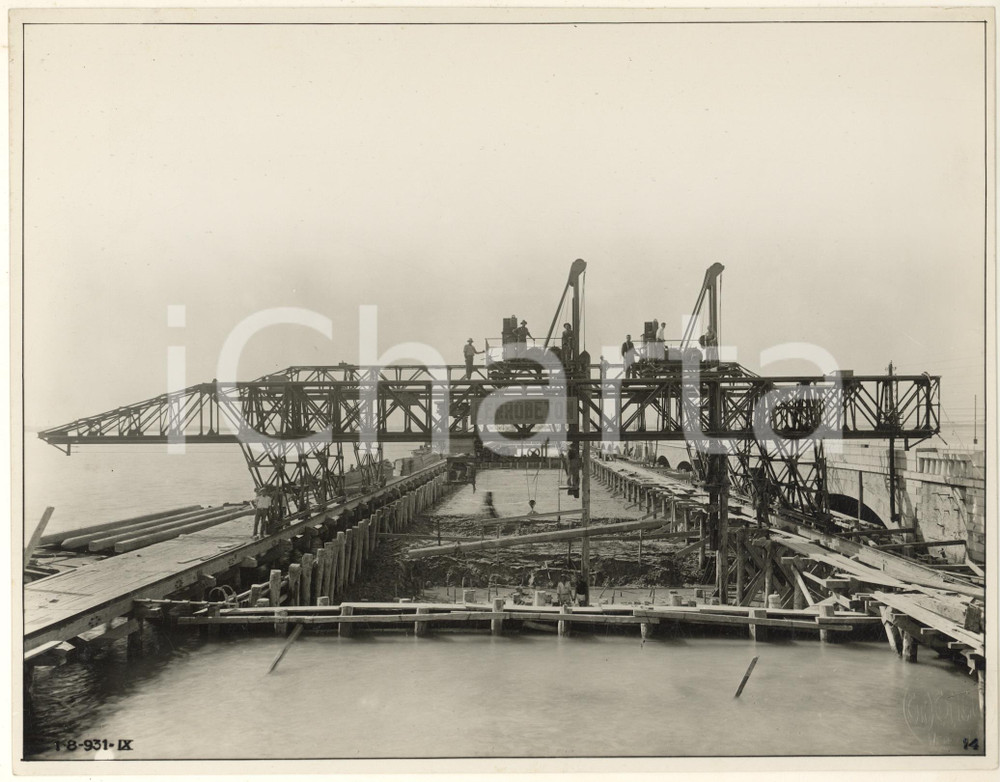 1931 VENEZIA Costruzione del Ponte Littorio - FERROBETON - Lavori *Foto (2)  Fotografia originale d'epoca, che mostra i lavori di costruzione dell'attuale Ponte della Libertà.FOTOGRAFO: Giacomelli - Venezia GOOD/buono piccola impressione al lato superiore Formato: 27x20 cm originale e autentica 1