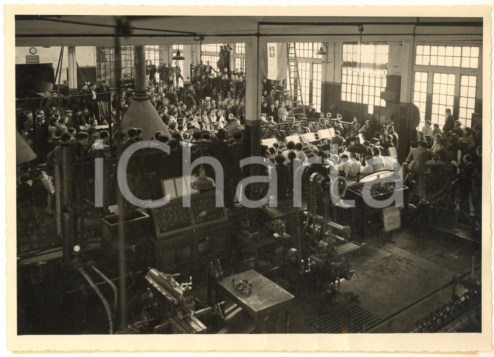 1937 VERBANIA PALLANZA - Stabilimento RHODIACETA - Primo concerto di fabbrica  Fotografia originale d'epoca, con timbro datario e didascalia dattiloscritta al verso.FOTOGRAFO: L. Morra - Pallanza FAIR/discreto lievi piegature Formato: 23x17 cm originale e autentica 1