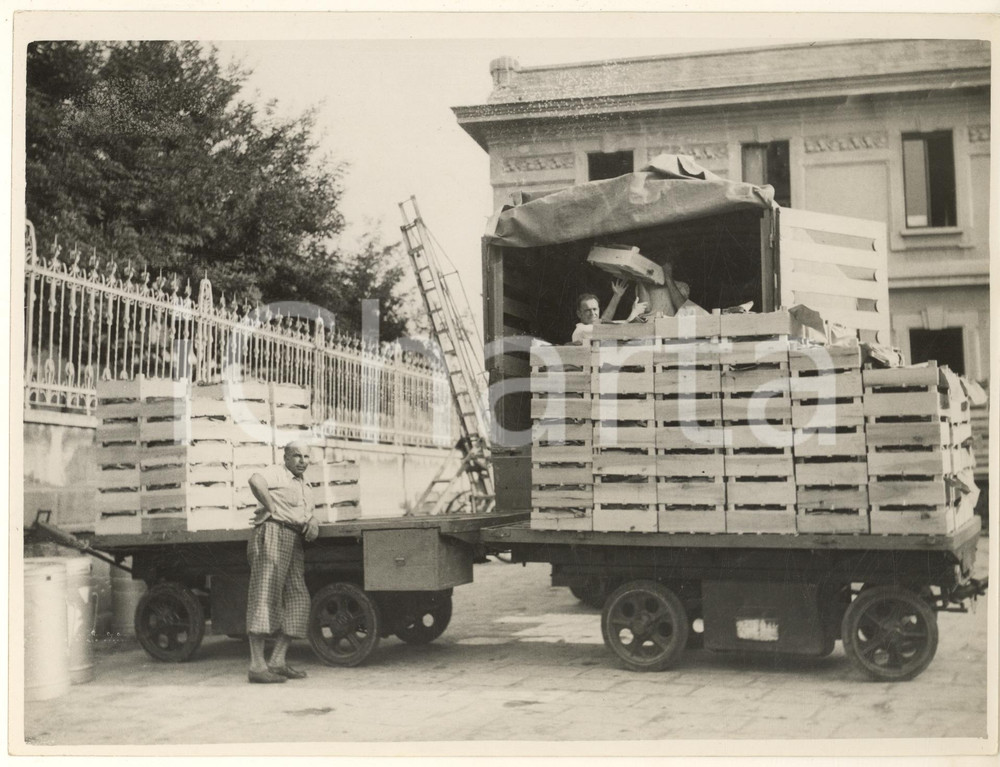 1935 ca MILANO Scarico di casse d'uva pronte per il mercato *Foto COSTUME  Fotografia originale d'epoca, condidascalia manoscritta al verso. GOOD/buono  Formato: 24x18 cm originale e autentica 1