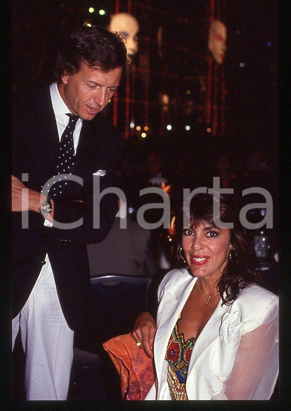 Nadia CASSINI Ritratto della showgirl 1985 ca - 35mm vintage slide (23) Diapositiva originale, in formato 35 mm.Per i diritti rivolgersi a ICharta.E' severamente vietata la riproduzione. Tutti i diritti sono riservati.ICharta mette in vendita, sul negozio eBay e in esclusiva sul sito "icharta" il proprio archivio composto da numerose diapositive e negativi fotografici d'epoca, tutti originali e autentici, che attraversano la storia del costume tra la fine degli anni Sessanta e Novanta.Si tratta di uno sguardo inedito sull'attualità , la politica, la vita quotidiana, il gossip e la cultura, che fotografa il cambiamento della nazione in quest'ultimo scorcio del XX secolo.Un'occasione unica per il mercato del collezionismo, che vede finalmente disponibile un archivio eccezionale per vastità , tematiche e condizioni, in un settore (il negativo fotografico e la diapositiva) di assoluta novità e dalle interessanti prospettive di investimento. GOOD/buono   originale e autentica 1