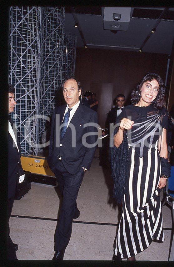 Nadia CASSINI Ritratto della showgirl 1985 ca - 35mm vintage slide (25) Diapositiva originale, in formato 35 mm.Per i diritti rivolgersi a ICharta.E' severamente vietata la riproduzione. Tutti i diritti sono riservati.ICharta mette in vendita, sul negozio eBay e in esclusiva sul sito "icharta" il proprio archivio composto da numerose diapositive e negativi fotografici d'epoca, tutti originali e autentici, che attraversano la storia del costume tra la fine degli anni Sessanta e Novanta.Si tratta di uno sguardo inedito sull'attualità , la politica, la vita quotidiana, il gossip e la cultura, che fotografa il cambiamento della nazione in quest'ultimo scorcio del XX secolo.Un'occasione unica per il mercato del collezionismo, che vede finalmente disponibile un archivio eccezionale per vastità , tematiche e condizioni, in un settore (il negativo fotografico e la diapositiva) di assoluta novità e dalle interessanti prospettive di investimento. GOOD/buono   originale e autentica 1