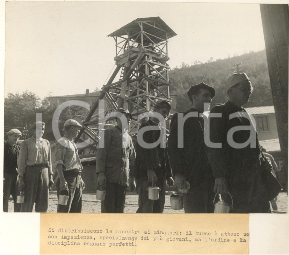1935 ca Miniera di NICCIOLETA Distribuzione di minestra ai minatori *Foto RARA  Fotografia originale d'epoca, con didascalie. FAIR/discreto piegature angolari Formato: 23x17 cm originale e autentica 1