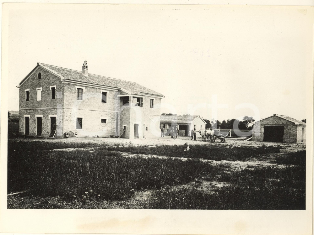 1934 MONTERADO (AN) Nuova casa colonica - Fotografia animata 24x18 cm  Fotografia originale d'epoca, con didascalia dattiloscritta al verso. FAIR/discreto increspature al lato inferiore Formato: 24x18 cm originale e autentica 1