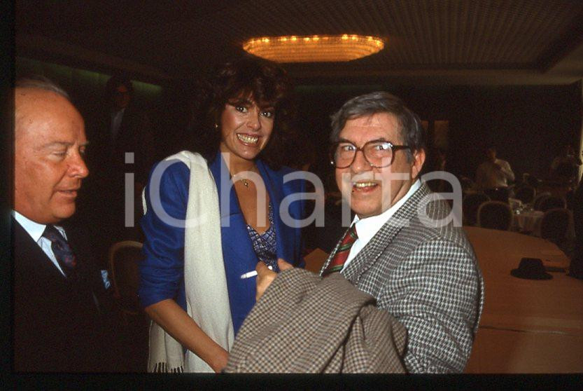 Salvatore FIUME Nadia CASSINI - CAMPIONE D'ITALIA 1985 ca - 35mm vintage slide 3 Diapositiva originale, in formato 35 mm.Per i diritti rivolgersi a ICharta.E' severamente vietata la riproduzione. Tutti i diritti sono riservati.ICharta mette in vendita, sul negozio eBay e in esclusiva sul sito "icharta" il proprio archivio composto da numerose diapositive e negativi fotografici d'epoca, tutti originali e autentici, che attraversano la storia del costume tra la fine degli anni Sessanta e Novanta.Si tratta di uno sguardo inedito sull'attualità , la politica, la vita quotidiana, il gossip e la cultura, che fotografa il cambiamento della nazione in quest'ultimo scorcio del XX secolo.Un'occasione unica per il mercato del collezionismo, che vede finalmente disponibile un archivio eccezionale per vastità , tematiche e condizioni, in un settore (il negativo fotografico e la diapositiva) di assoluta novità e dalle interessanti prospettive di investimento. GOOD/buono   originale e autentica 1