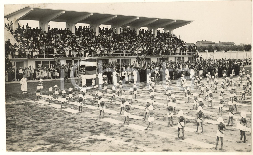 1936 PARABIAGO Colonia Elioterapica - Saggio ginnico dei bambini *Foto 24x15  Fotografia originale d'epoca, con didascalia dattiloscritta al verso.Si tratta dell'attuale stadio "Libero Ferrario", all'epoca colonia elioterapica "Caduti per la rivoluzione". POOR/danneggiato lievi macchie di umidità; margini rifilati Formato: 24x15 cm originale e autentica 1