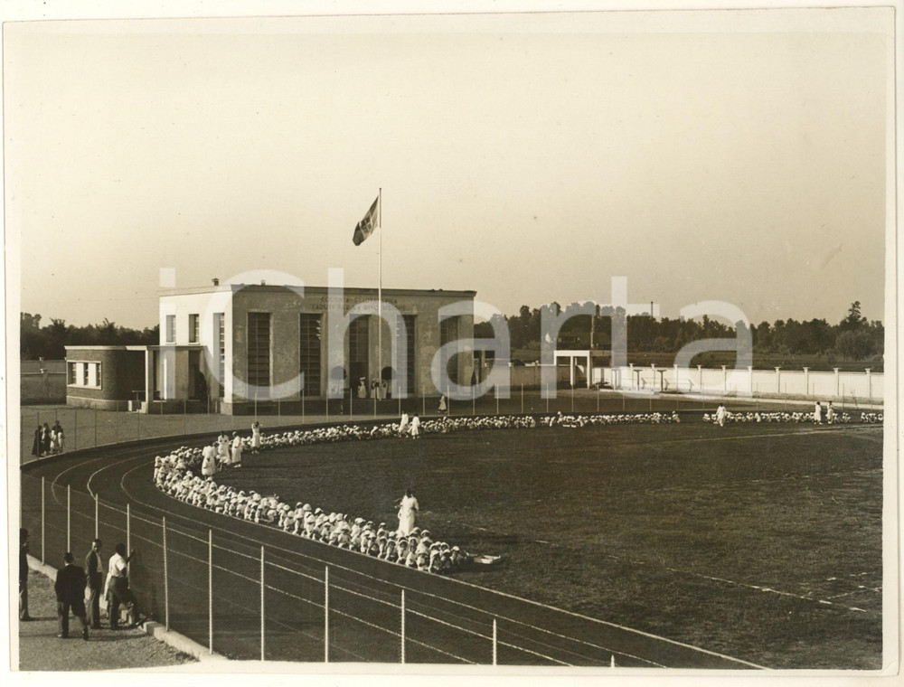 1936 PARABIAGO Colonia Elioterapica - Bambini con le insegnanti *Foto 24x18  Fotografia originale d'epoca, con didascalia dattiloscritta al verso.Si tratta dell'attuale stadio "Libero Ferrario", all'epoca colonia elioterapica "Caduti per la rivoluzione". FAIR/discreto minima piegatura angolare; margini rifilati Formato: 24x18 cm originale e autentica 1