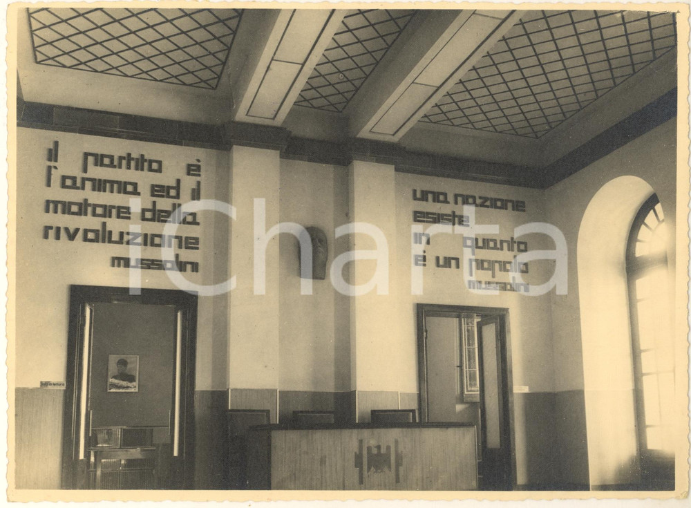 1937 PNF CATANIA Nuova sede gruppo rionale BIANCHI - Salone adunanze *Foto  Fotografia originale d'epoca, con timbro datario e didascalia manoscritta al verso: "Il Salone delle Adunanze alla nuova sede del Gruppo Rionale Michele Bianchi in Catania, opera dell'ing. Michelangelo Mancini, che sarà inaugurata dal Duce". FAIR/discreto lieve piegatura verticale Formato: 24x18 cm originale e autentica 1