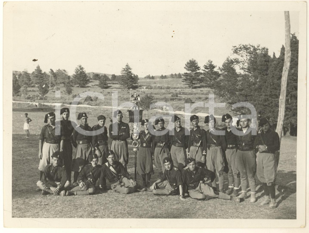 1935 PNF FIRENZE Campo dei Fasci Giovanili - Comando Federale *Foto  Fotografia originale d'epoca, con timbro datario e didascalia manoscritta. POOR/danneggiato piegatura angolare; lievi macchie in trasparenza e al lato superiore Formato: 18x13 cm originale e autentica 1
