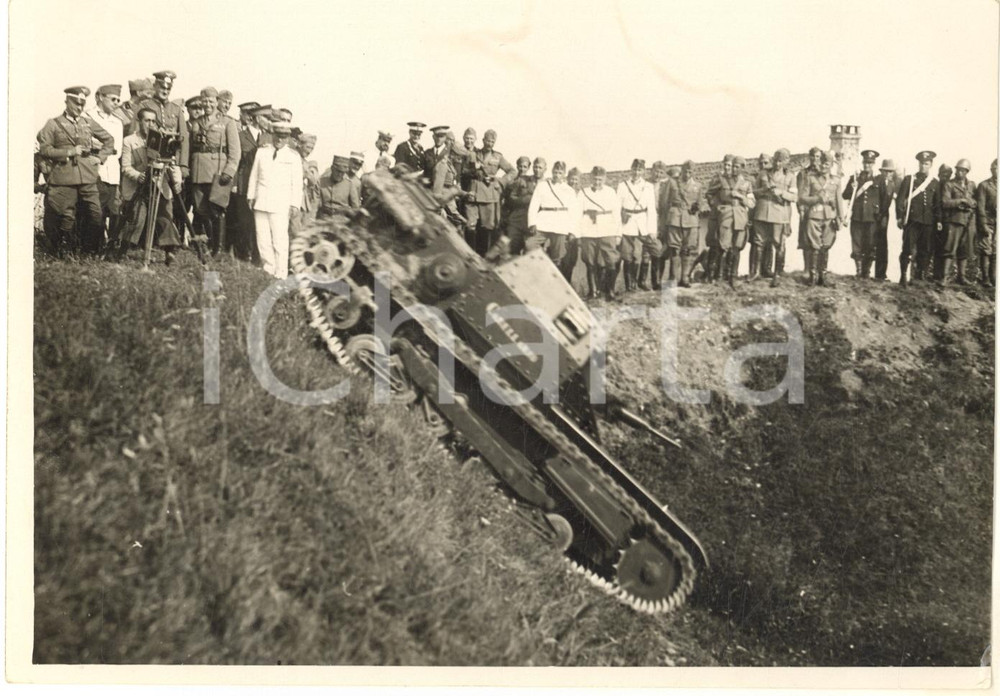 1937 VENETO - GRANDI MANOVRE - Prove del nuovo carro armato zappatore *Foto  Fotografia originale d'epoca, con timbro datario e didascalia manoscritta al verso. POOR/danneggiato margini rifilati Formato: 13x18 cm originale e autentica 1