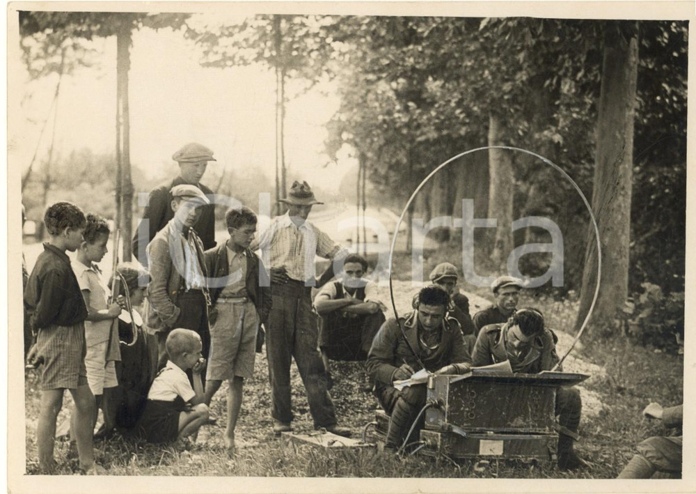1937 ITALIA - GRANDI MANOVRE - Una stazione radio di cavalleria *Foto 18x13 cm  Fotografia originale d'epoca, con timbro datario e didascalia manoscritta al verso. FAIR/discreto lieve sovraimpressione della didascalia Formato: 18x13 cm originale e autentica 1