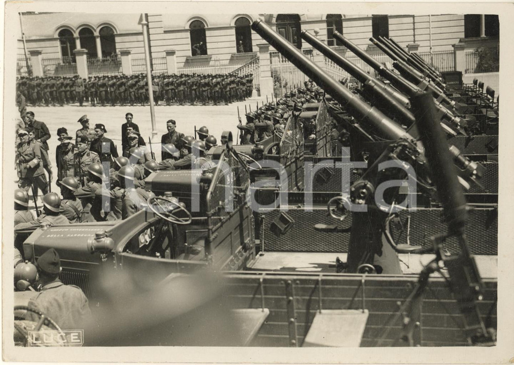 1935 NUORO Benito Mussolini incontra il Gruppo Controaerei della Sardegna  Fotografia originale d'epoca, con didascalia manoscritta al verso, scattata durante la visita di Mussolini a Nuoro. GOOD/buono  Formato: 18x13 cm originale e autentica 1