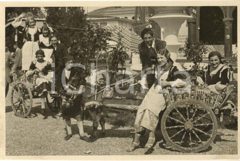 1935 MILANO - Fiera Campionaria - Propaganda siciliana - FOLKLORE *Foto  Fotografia originale d'epoca, con didascalia dattiloscritta al verso. FAIR/discreto minima mancanza angolare e abrasione Formato: 18x13 cm originale e autentica 1