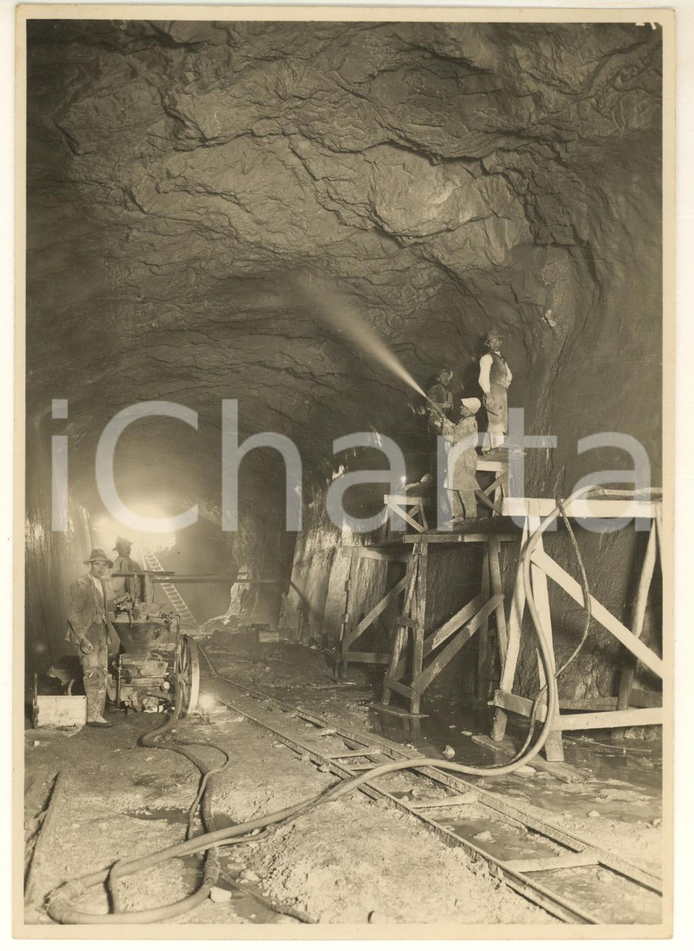 1920 ca TRENTINO ROCCHETTA Costruzione diga sul Noce - Galleria di deviazione  Fotografia originale d'epoca, con didascalia manoscritta al verso. GOOD/buono  Formato: 13x18 cm originale e autentica 1