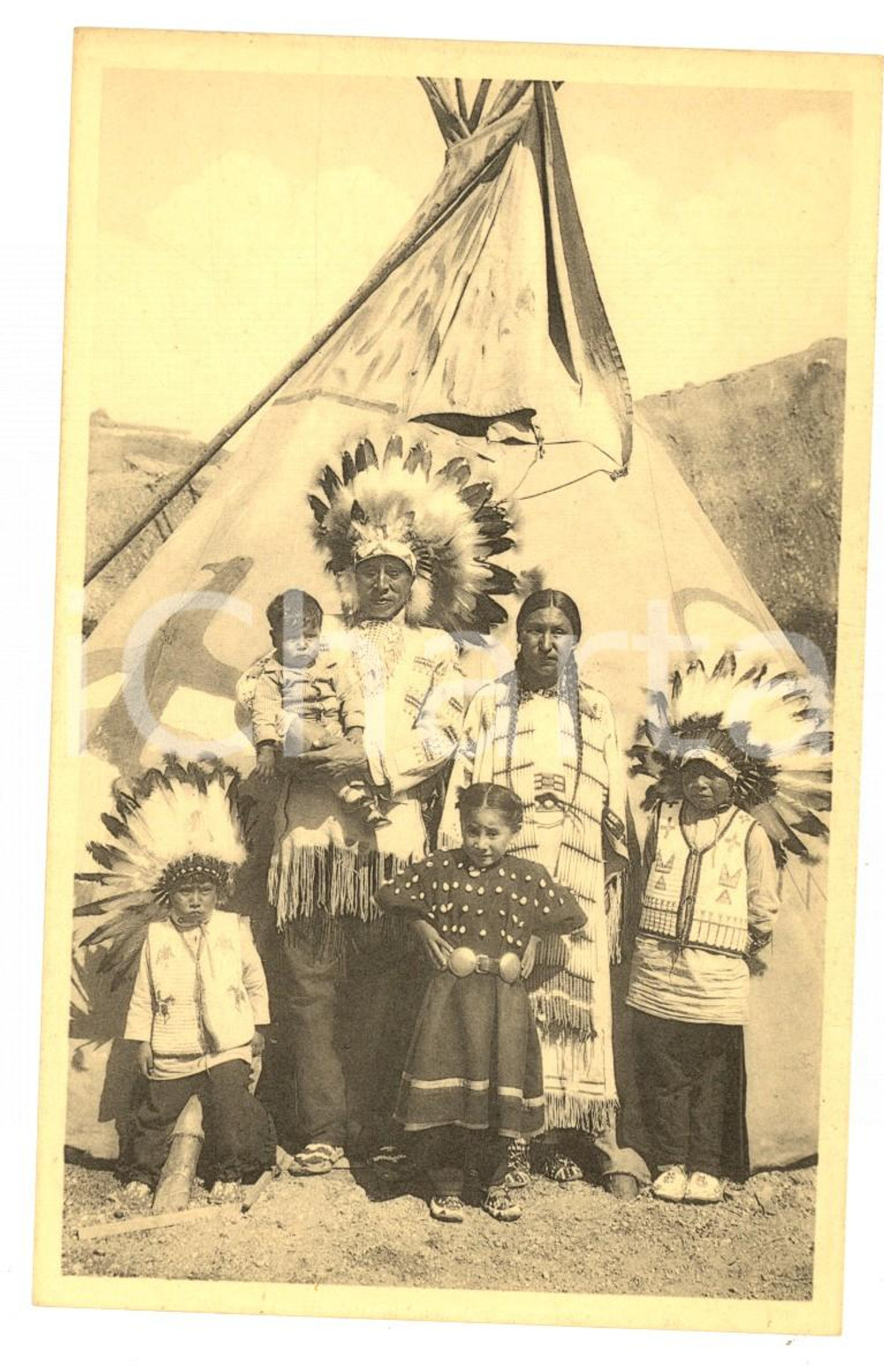 Cartolina originale da collezione 1935 EXPO BRUSSELS American Indian Village  Family of real SIOUX Postcard 1