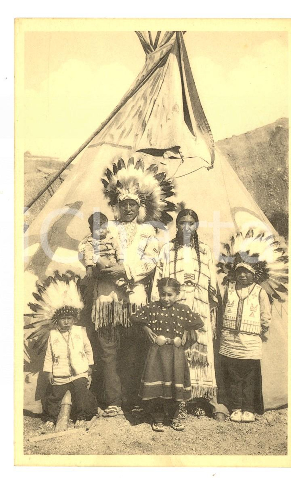 Cartolina originale da collezione 1935 EXPO BRUSSELS American Indian Village  Family of real SIOUX Postcard 1
