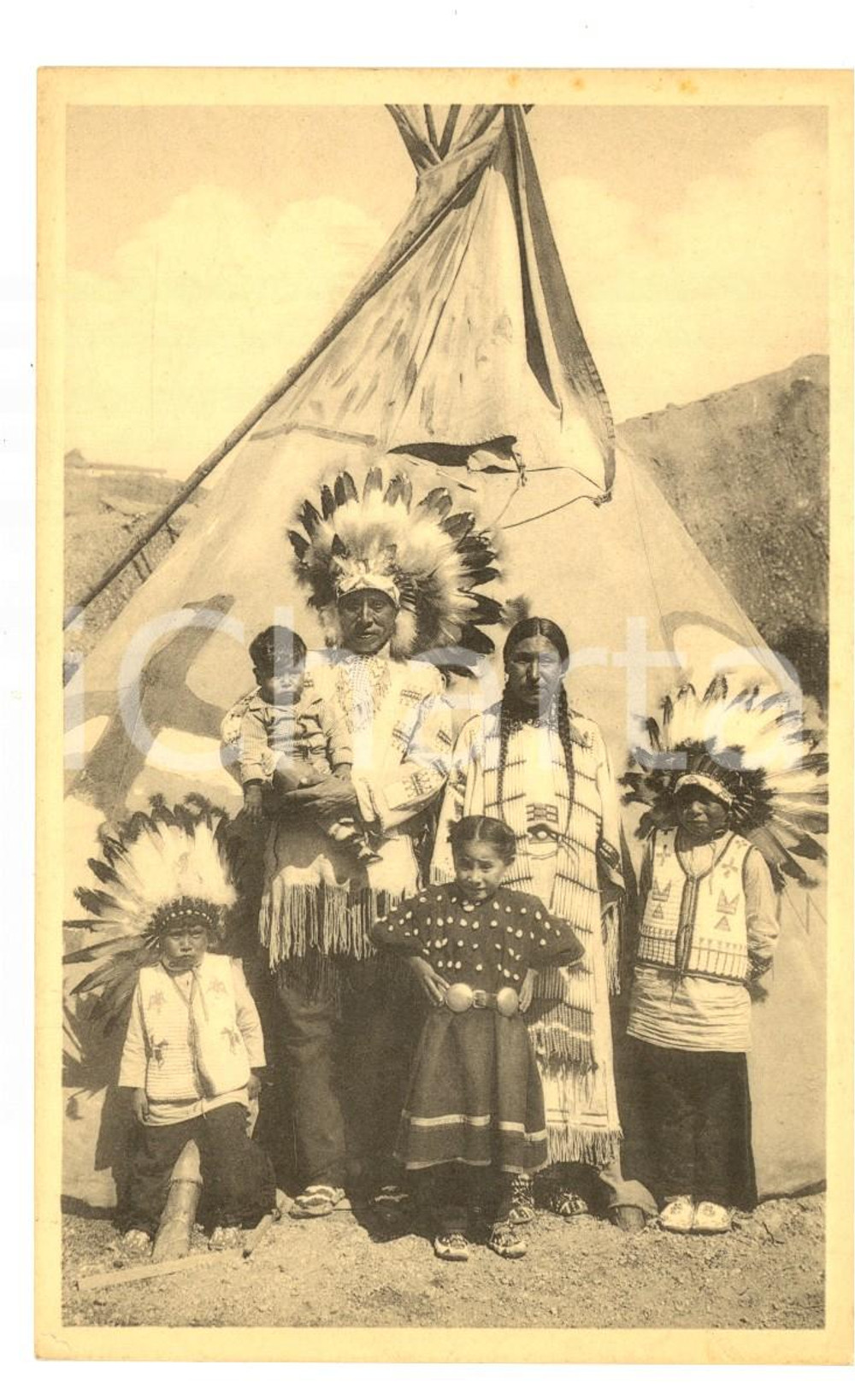 Cartolina originale da collezione 1935 EXPO BRUSSELS American Indian Village  Family of real SIOUX Postcard 1