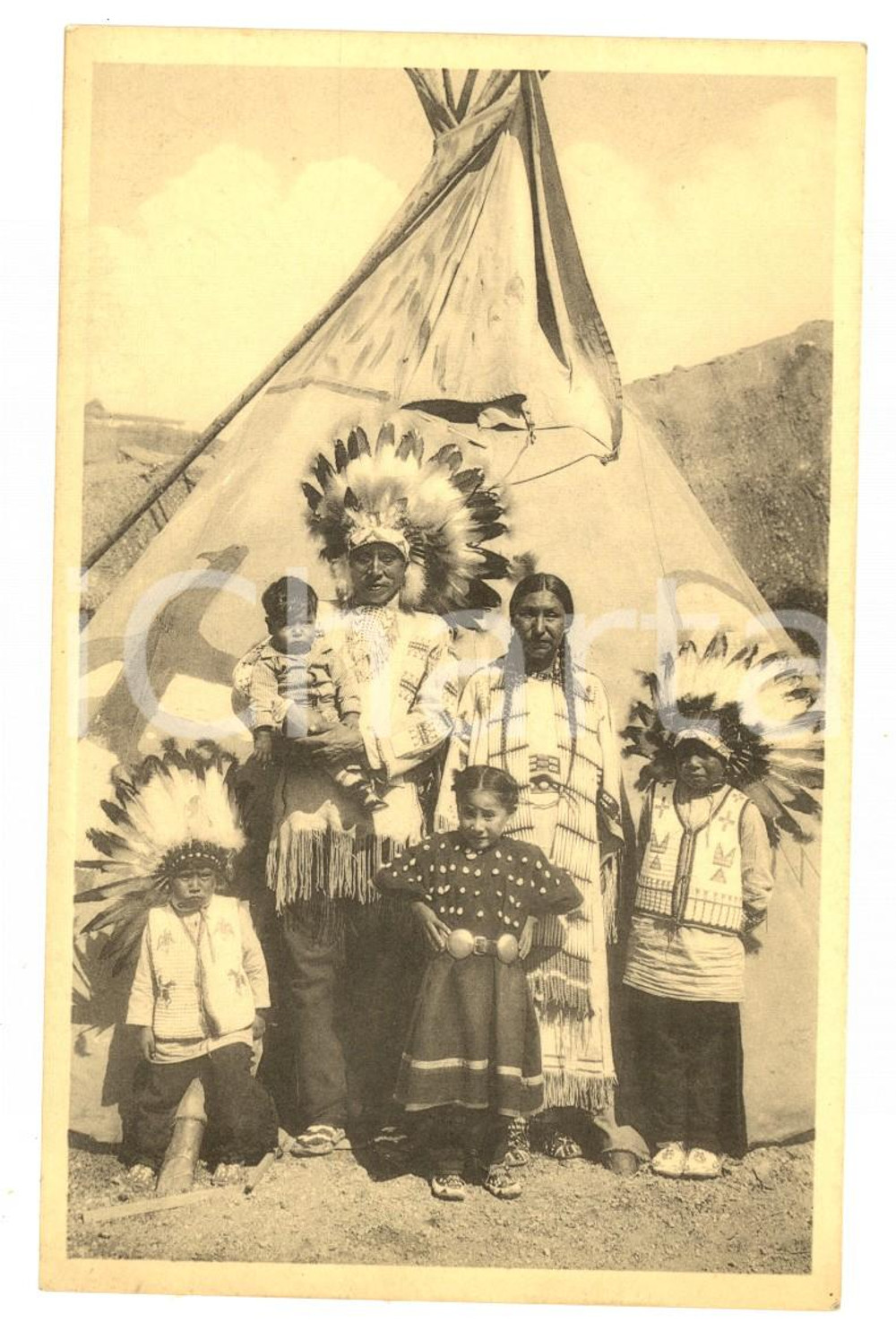 Cartolina originale da collezione 1935 EXPO BRUSSELS American Indian Village  Family of real SIOUX Postcard 1