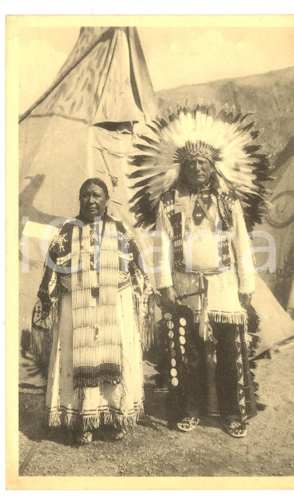 Cartolina originale da collezione 1935 EXPO BRUSSELS American Indian Village Real SIOUX  Chief and wife 2 1